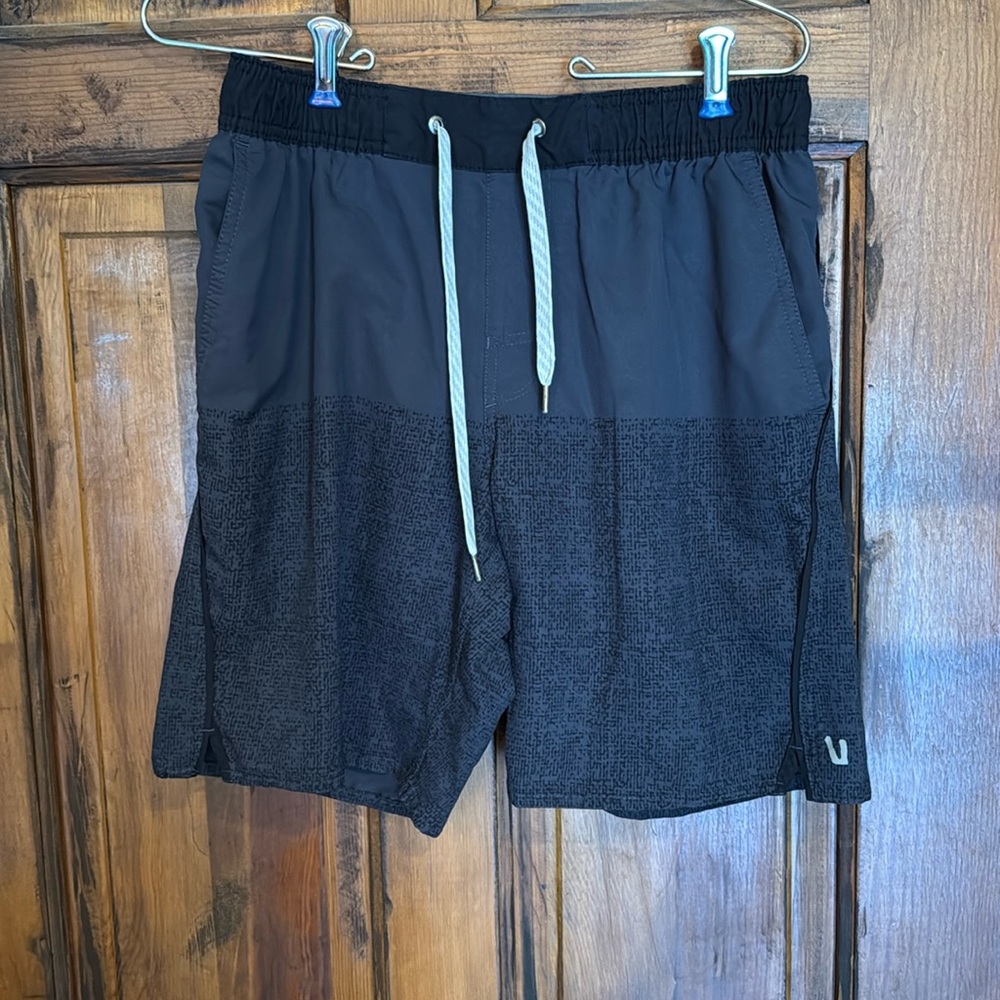 Vuori Men’s lined shorts Size small
